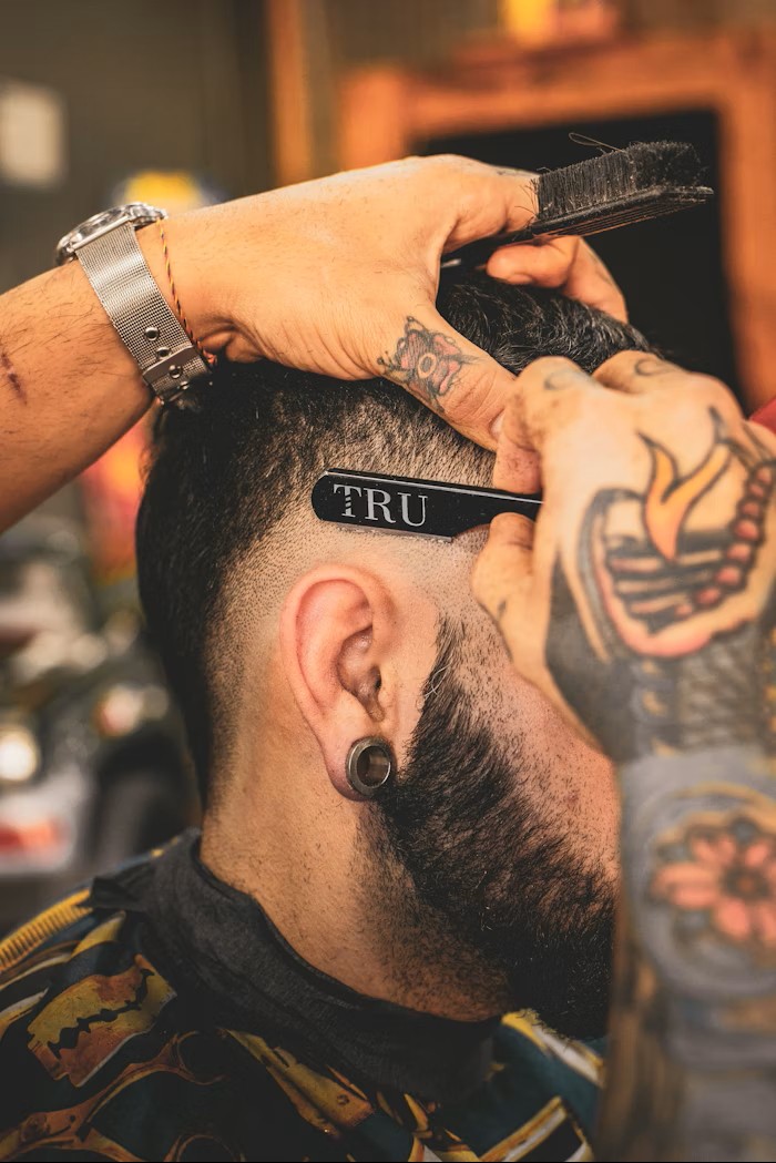 Steven Carter cutting hair
